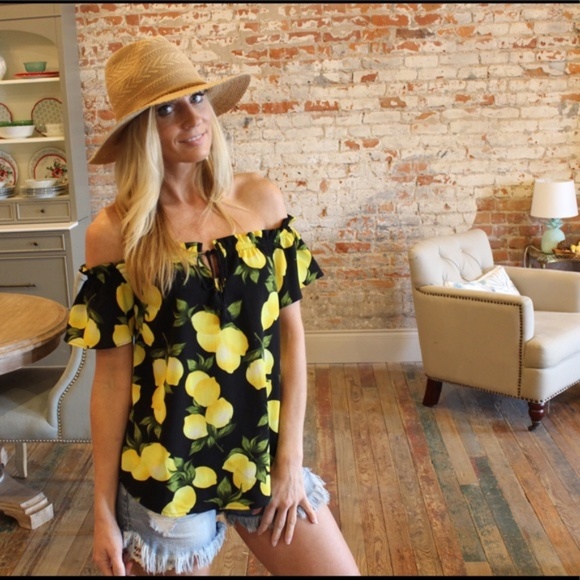 Off the Shoulder Lemon Print Top - Picture 2 of 4